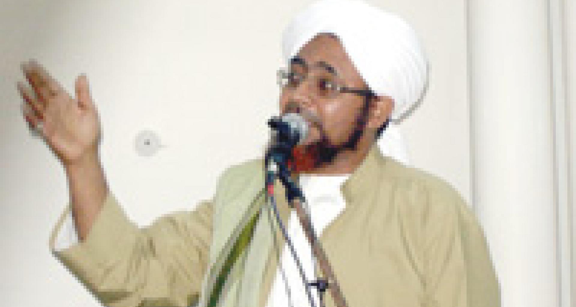 الحبيب عمر أثناء محاضرته في مسجد المحضار