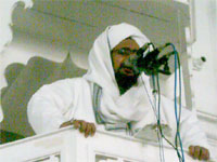 الذين آمنوا به وعزروه