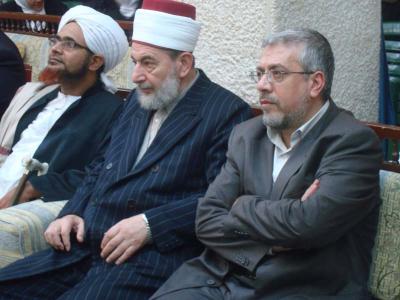 مع الشيخ نور الدين عتر وعميد كلية الشريعة بجامعة دمشق في متابعة فقرات الحفل