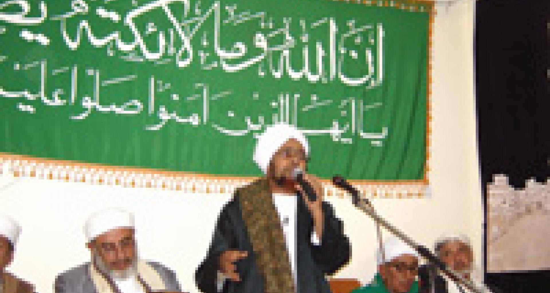 الحبيب عمر يلقي محاضرته في قاعة المحضار بصنعاء