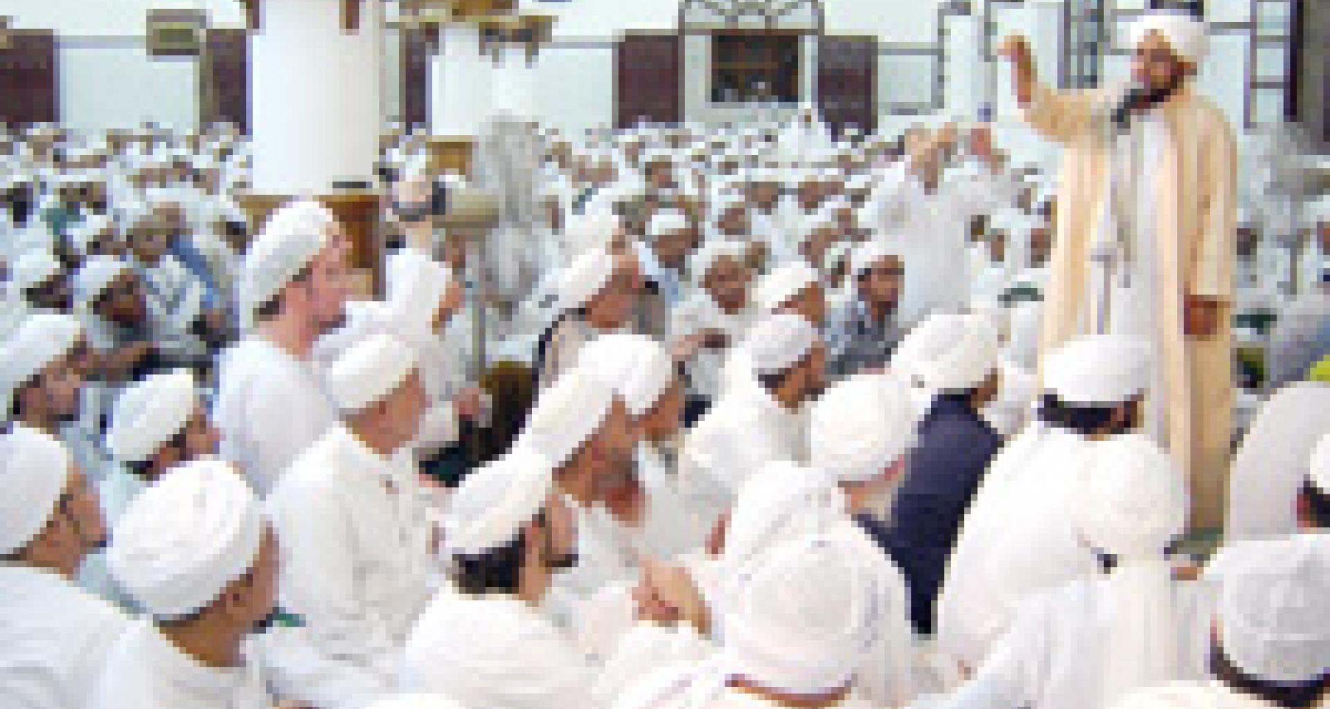 الحبيب عمر وهو يلقي كلمته الحبيب عمر وهو يلقي كلمته