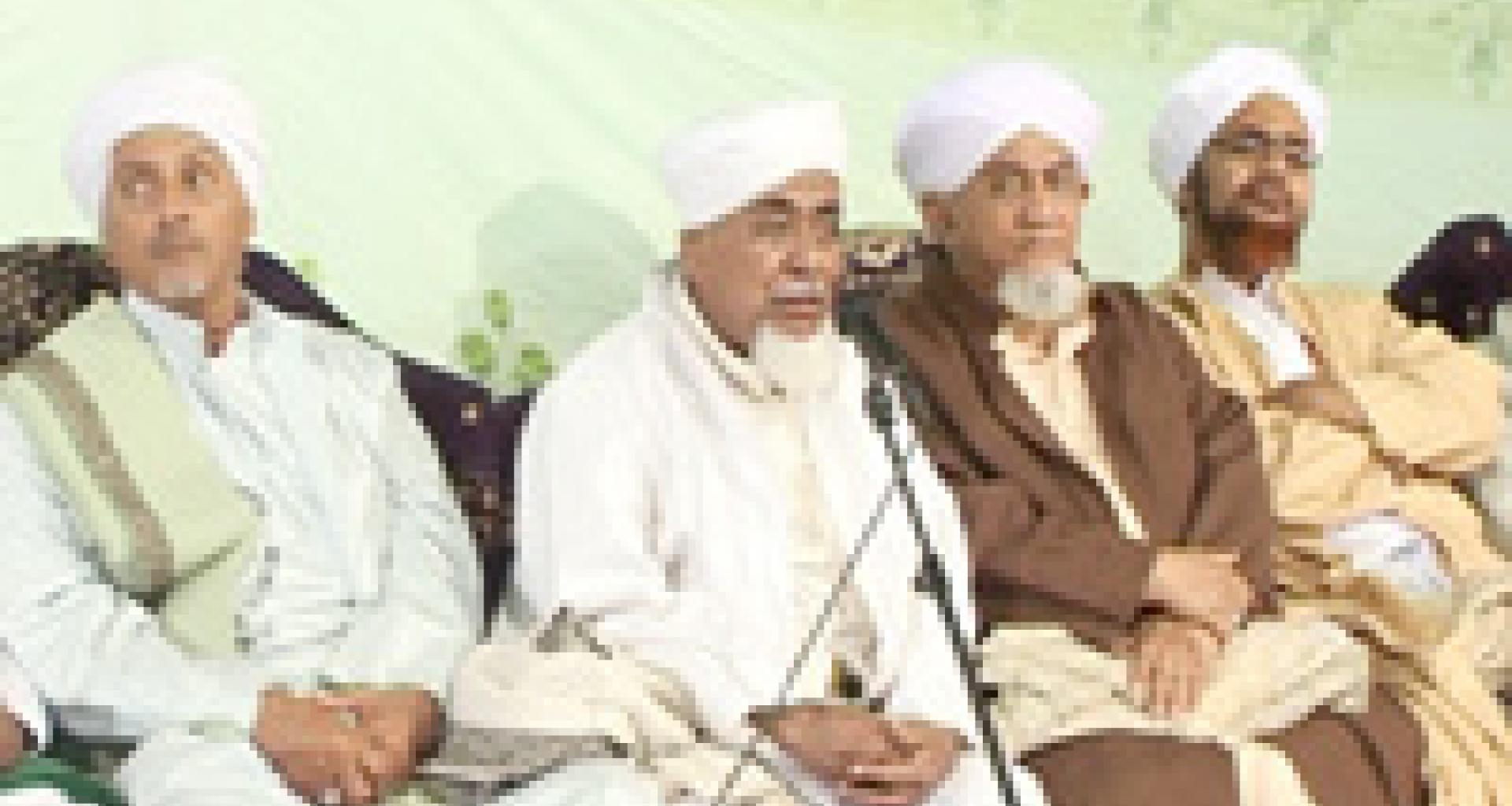 الحبيب علي المشهور بن حفيظ يلقي كلمته في الجلسة الافتتاحية الحبيب علي المشهور بن حفيظ يلقي كلمته في الجلسة الافتتاحية