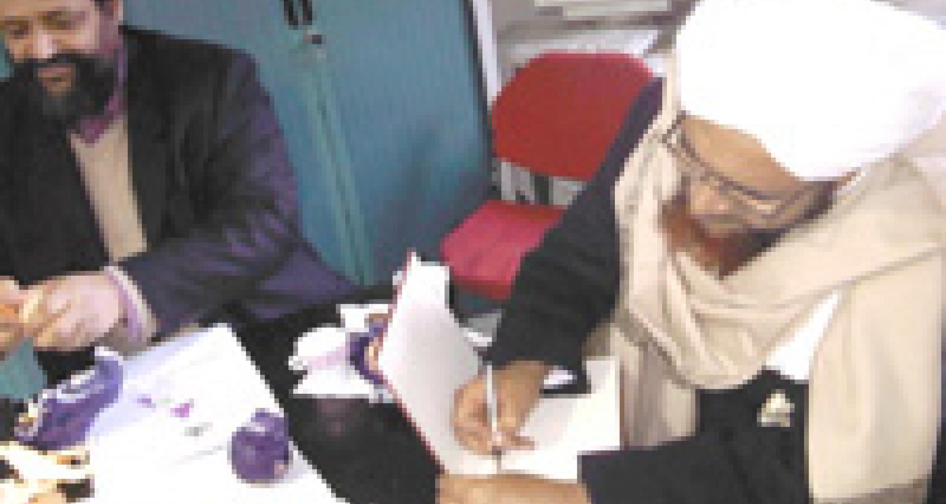 الحبيب عمر في مدرسة النجاح يهديهم كتابه قبس النور المبين الحبيب عمر في مدرسة النجاح يهديهم كتابه قبس النور المبين