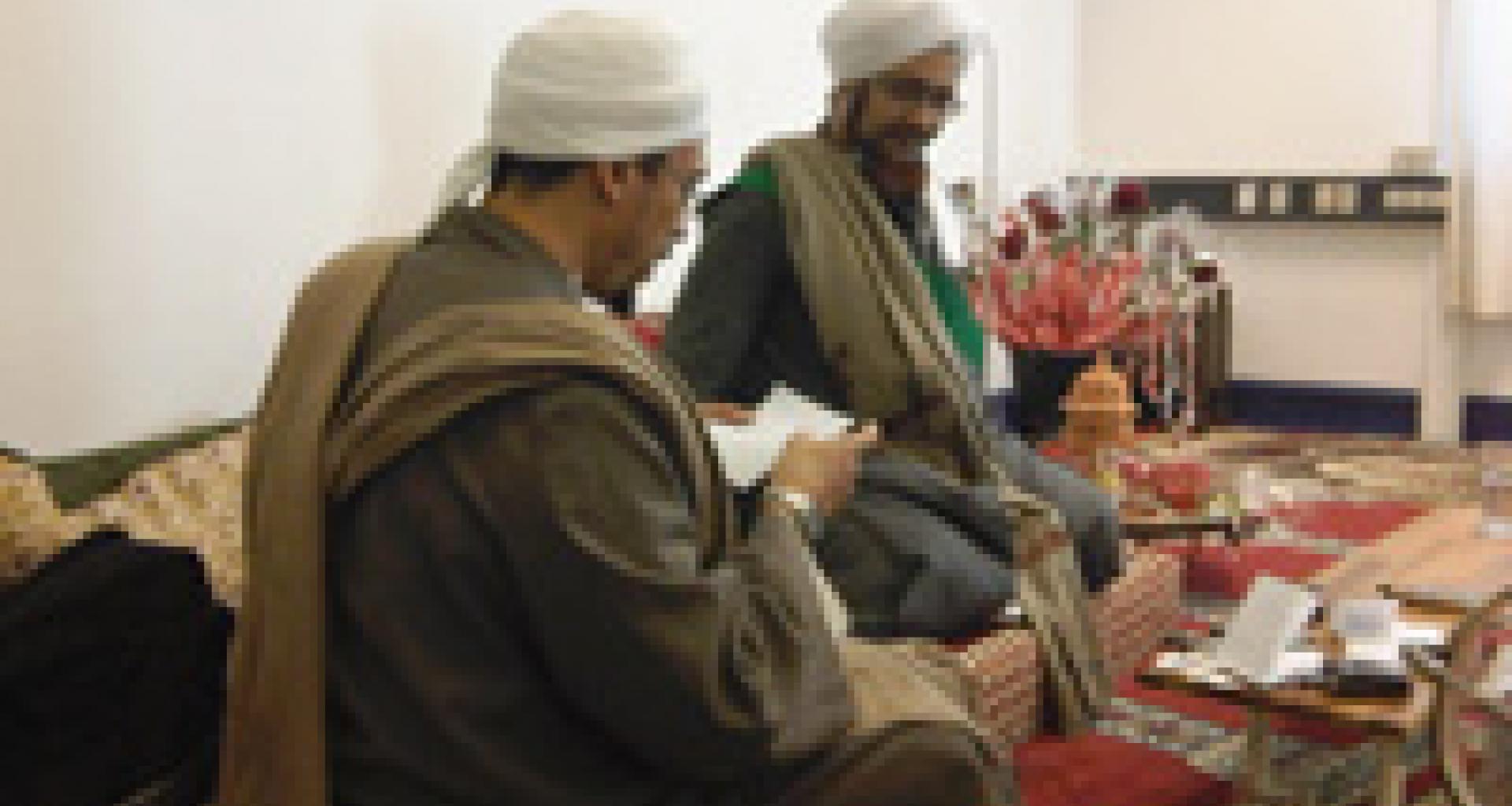 يجيب على أسئلة الطلاب أثناء الدرس يجيب على أسئلة الطلاب أثناء الدرس