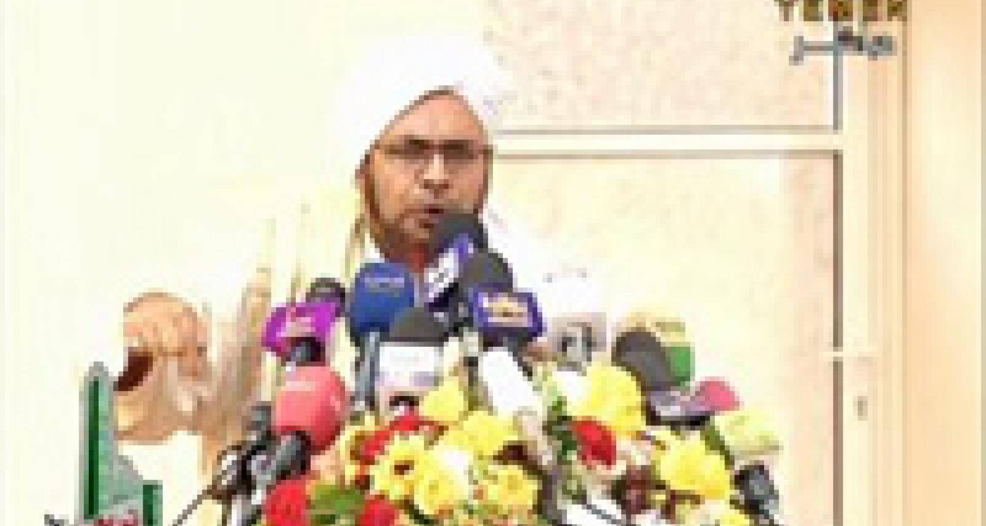 الحبيب عمر وهو يلقي المحاضرة الحبيب عمر وهو يلقي المحاضرة