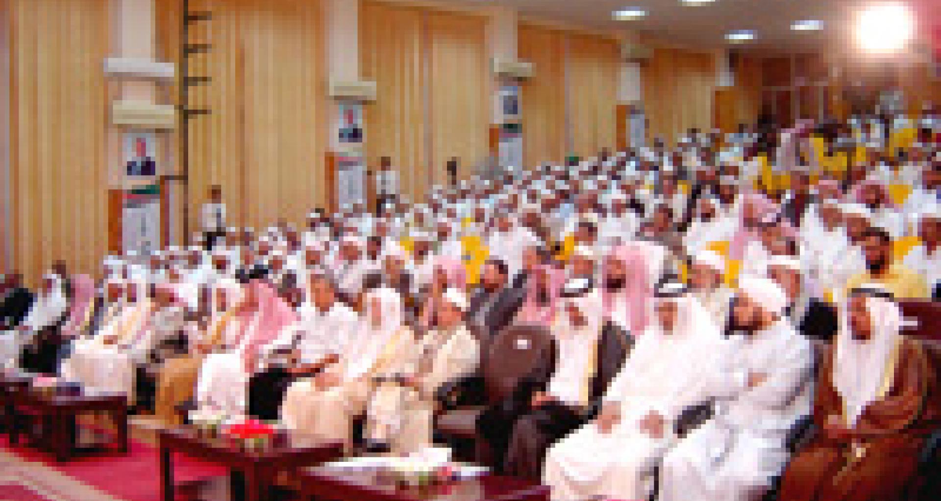 جانب من الحضور يتوسطهم أمين عام الرابطة جانب من الحضور يتوسطهم أمين عام الرابطة