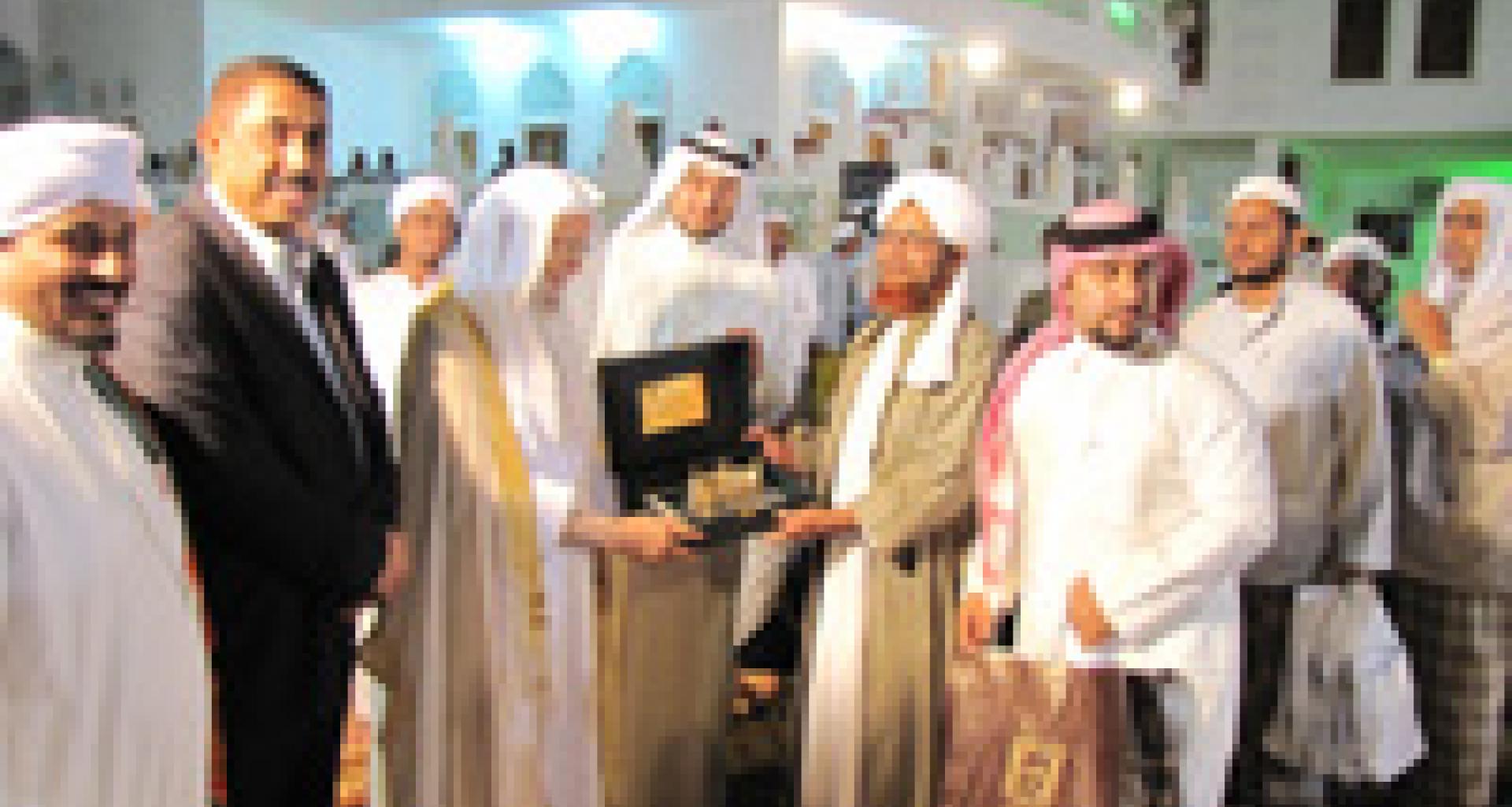 أمين عام رابطة العالم الإسلامي يكرم الحبيب عمر أمين عام رابطة العالم الإسلامي يكرم الحبيب عمر