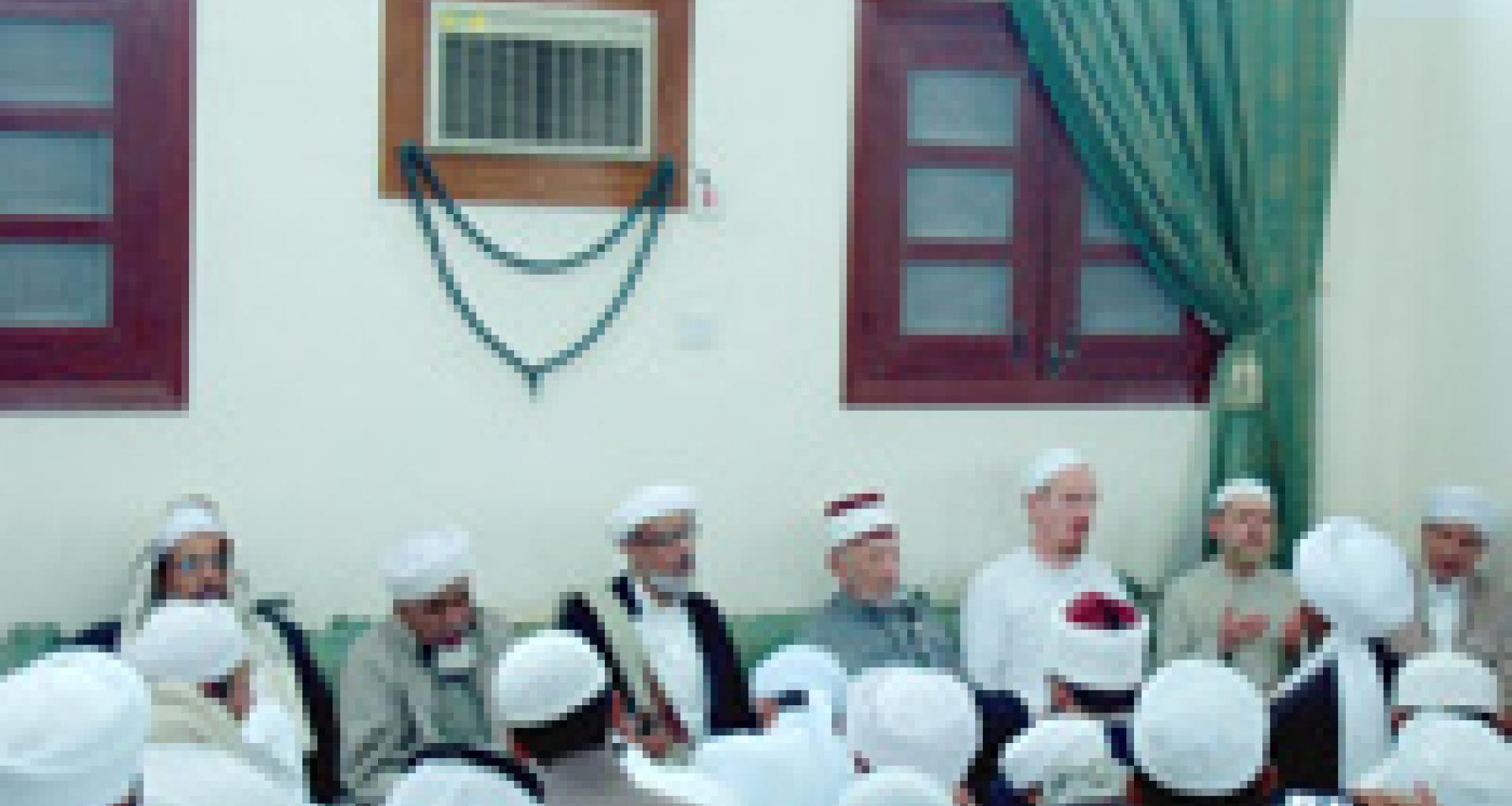 الشيخ البوطي متضرعا إلى الله في ختام المجلس الشيخ البوطي متضرعا إلى الله في ختام المجلس