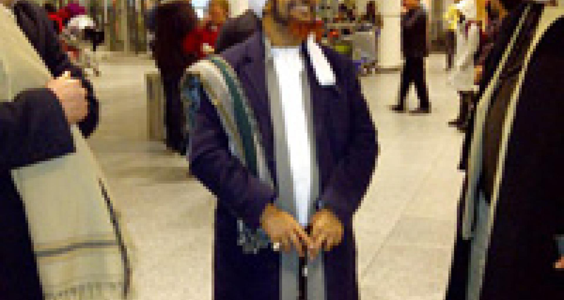 الحبيب عمر لحظة وصوله مطار مونتريال في كندا مساء الثلاثاء