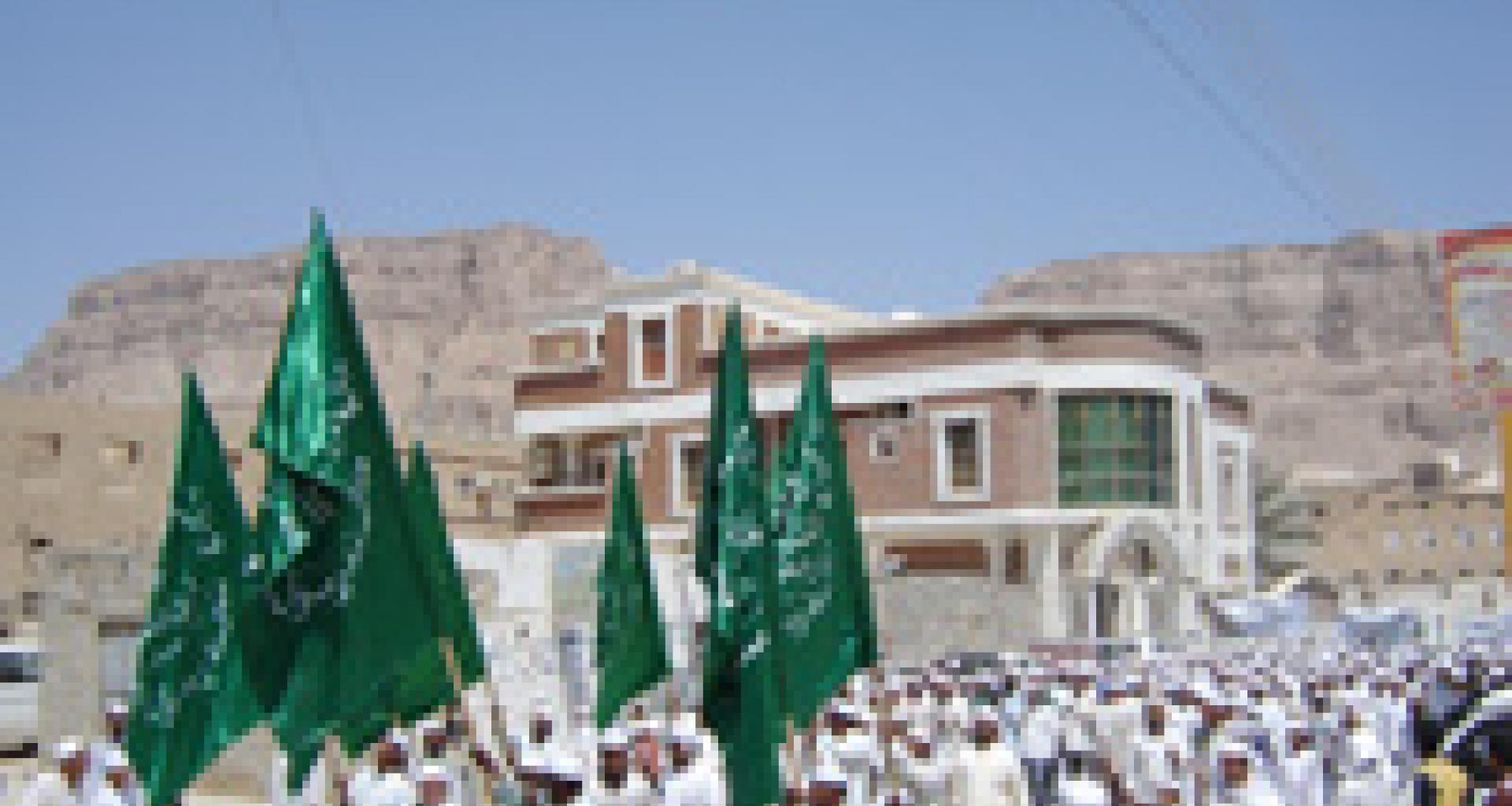 الرايات تتقدم الجموع الوافدة من مسجد مولى عيديد إلى دار المصطفى الرايات تتقدم الجموع الوافدة من مسجد مولى عيديد إلى دار المصطفى