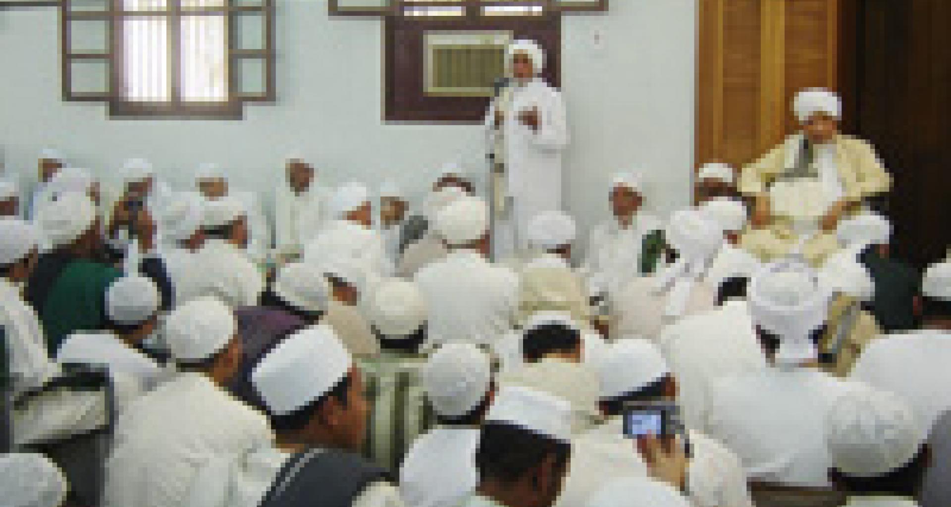 الحبيب عبد الله بن محمد بن شهاب يتحدث في المناسبة المباركة الحبيب عبد الله بن محمد بن شهاب يتحدث في المناسبة المباركة