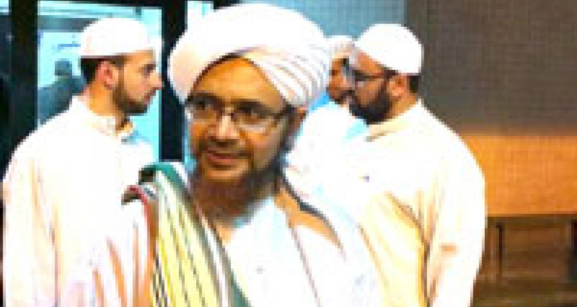 الحبيب عمر لدى وصوله مطار عمان الحبيب عمر لدى وصوله مطار عمان