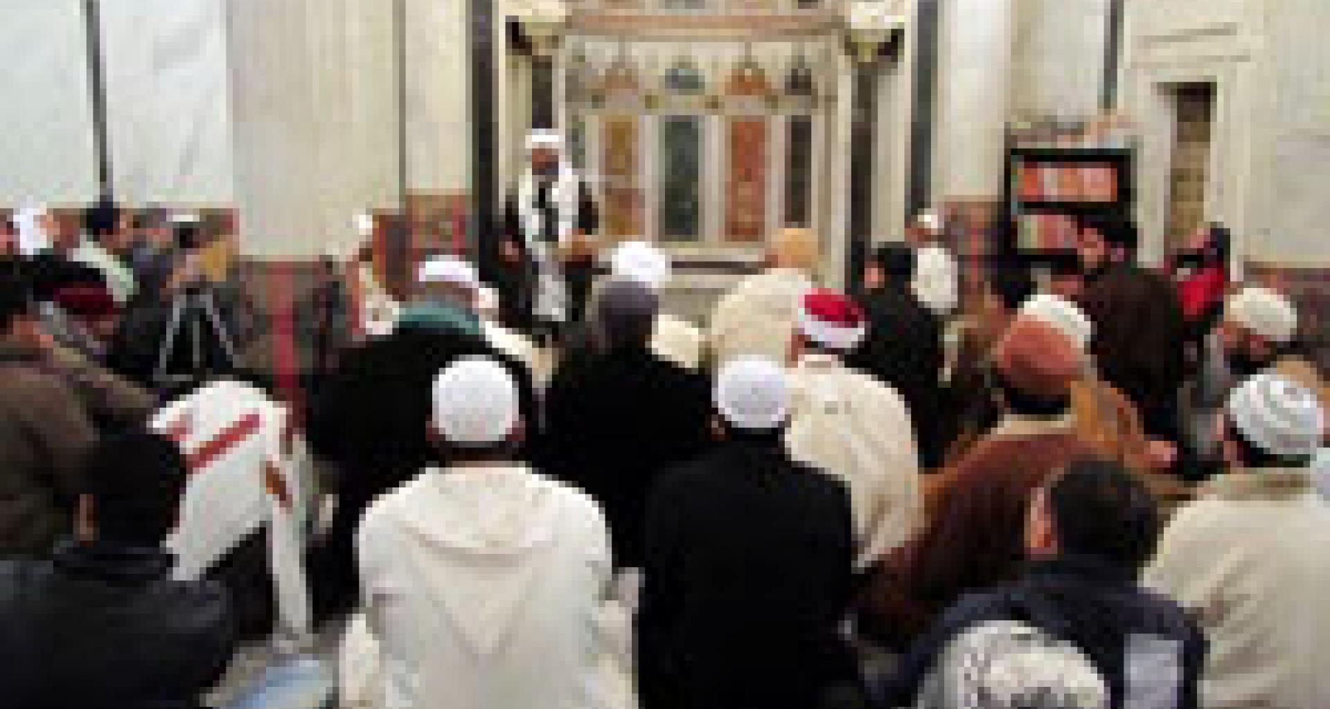 أثناء إلقاء المحاضرة أثناء إلقاء المحاضرة