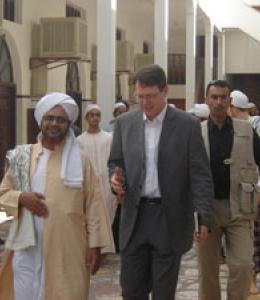 السفير البريطاني يزور دار المصطفى