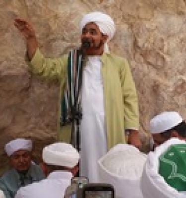 مذاكرة الحبيب أبي بكر المشهور والحبيب عمر بن حفيظ في زيارة آل الشيخ أبي بكر بن سالم