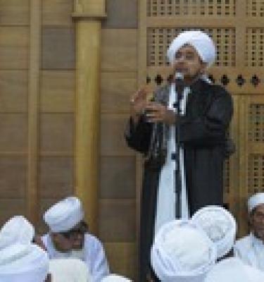 مذاكرة الحبيب عمر بن حفيظ في حفل اختتام الدورة الرابعة والعشرين بدار المصطفى