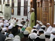 الحقائق الذاهلة عنها أذهانُ الخلق المنطوية في معاني كلمتي التوحيد القائم عليها شأن الحياة والوعد والوعيد